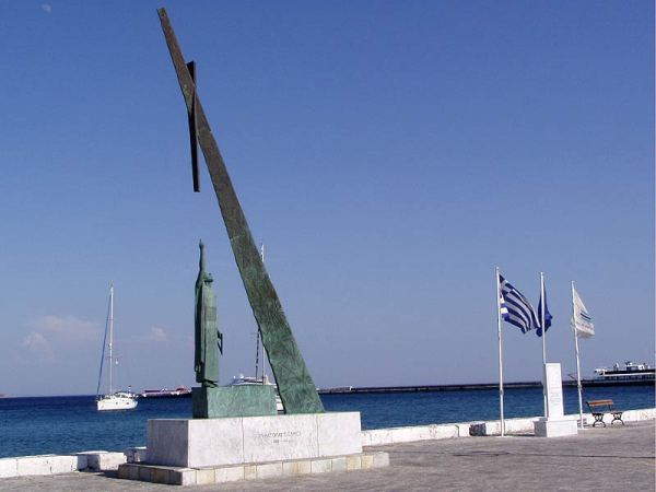 Escultura en su homenaje en Samos.